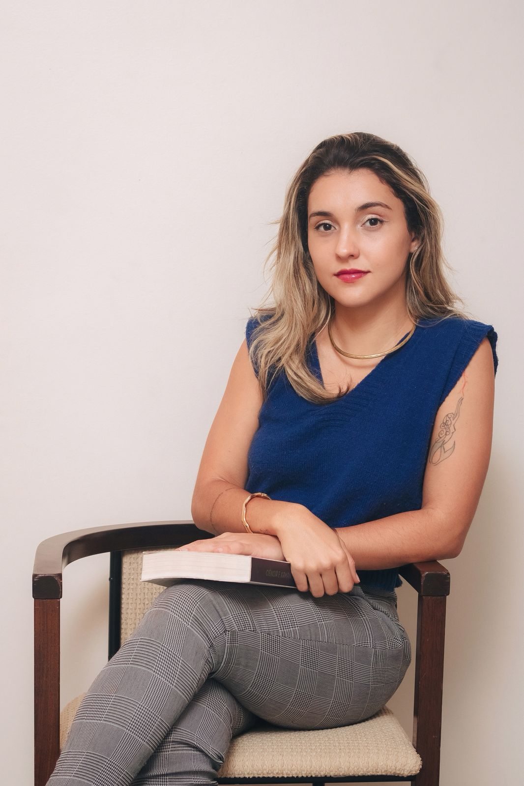 Nathalia Mancini sentada, olhando para a câmera